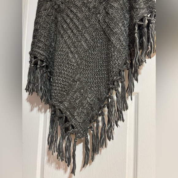 Torrid Cable Knit Chunky Tassel Grey V-Neck Poncho Shall Wrap One Size - Picture 4 of 6